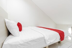 Desk, free WiFi - RedDoorz near Pancoran (Jakarta)
