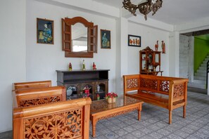 Lobby sitting area - RedDoorz @ Jalan Parangtritis (Sewon)