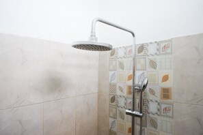 Douche, articles de toilette gratuits, serviettes fournies