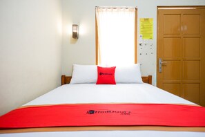 Desk, free WiFi - RedDoorz @ Jalan Parangtritis (Sewon)
