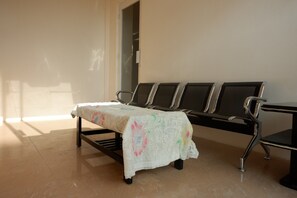 Lobby sitting area - RedDoorz near Akademi Kepolisian Semarang (Semarang)