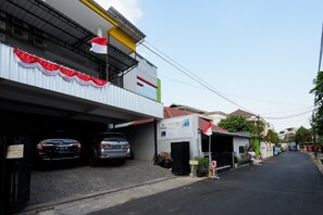 Exterior - RedDoorz near Plaza Simpang Lima (Semarang)