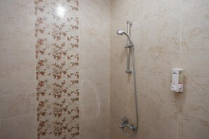 Shower, perlengkapan mandi gratis,  dan handuk