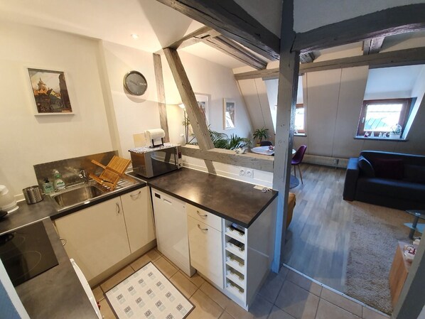 Réfrigérateur, four à micro-ondes, un four, surface de cuisson