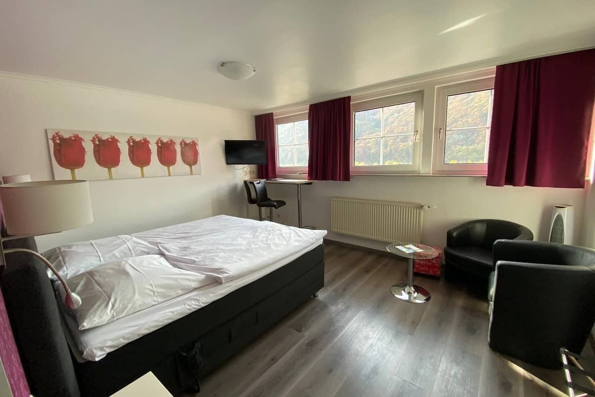 comfort double room, 1 queen bed, non smoking | in-room safe, cots/infant beds, free wifi, bed sheets