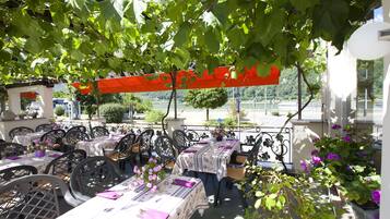 Lunch, dinner served; international cuisine, alfresco dining