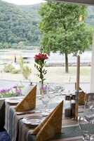 Lunch, dinner served; international cuisine, alfresco dining