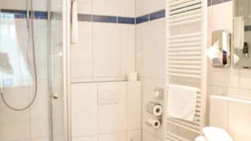 Kostenlose Toilettenartikel, Haartrockner, Handtücher