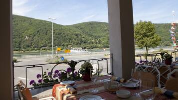 Lunch, dinner served; international cuisine, alfresco dining