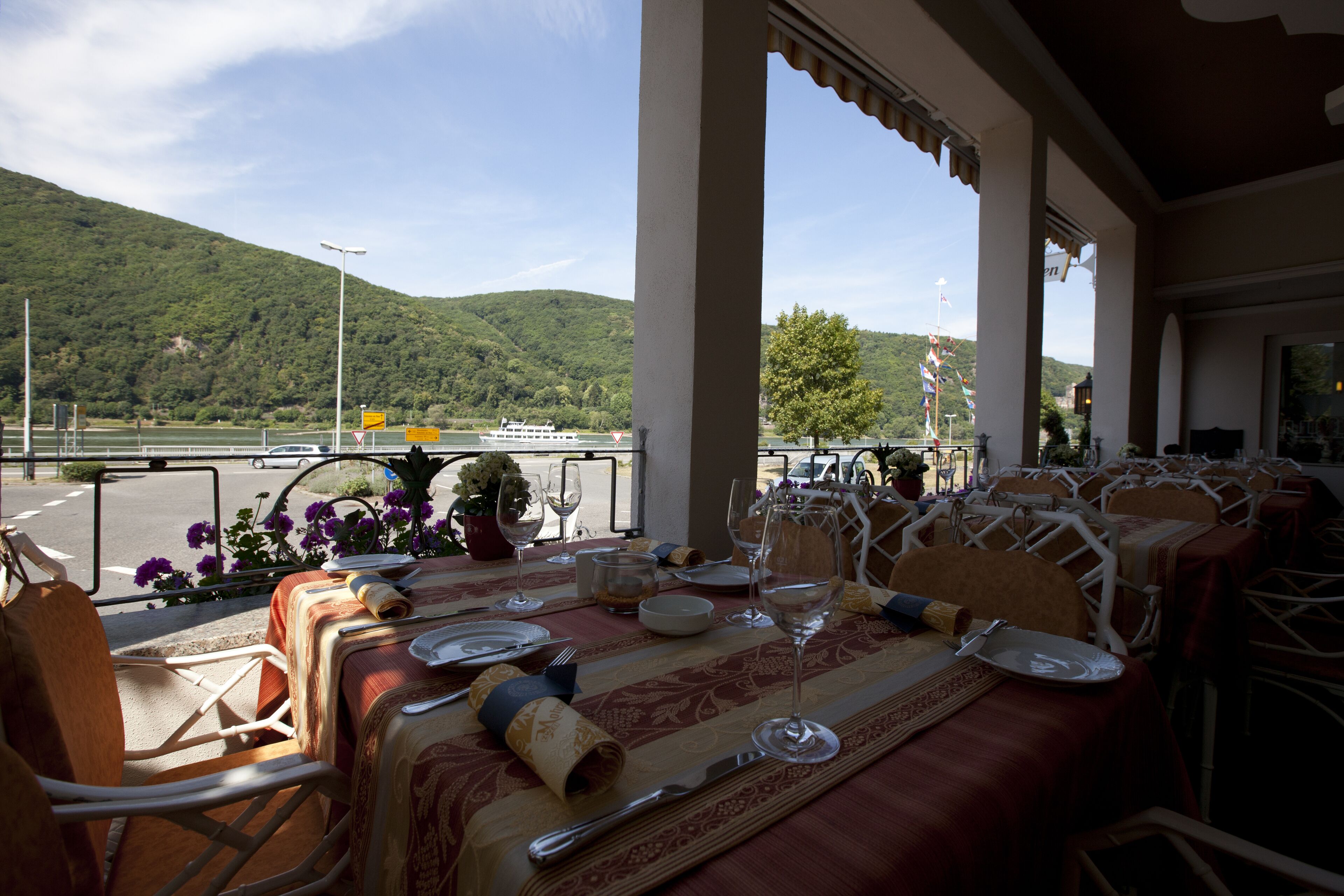 lunch, dinner served; international cuisine, al fresco dining