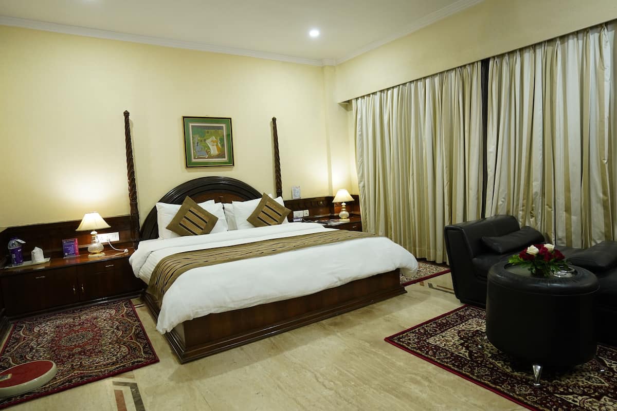 Business suite, 1 kingsize bed, niet-roken | Een minibar, een kluis op de kamer, een bureau, een laptopwerkplek