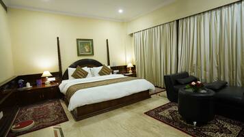 Suite | Minibar, in-room safe, desk, laptop workspace
