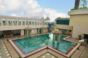 Una piscina techada, una piscina al aire libre