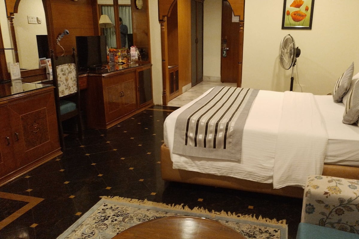 Deluxe kamer | Een minibar, een kluis op de kamer, een bureau, een laptopwerkplek