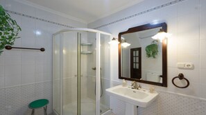 Tina con regadera, secadora de cabello, bidet, toallas