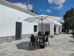 Outdoor dining - House with private heated pool, heated and barbecue 15 km from Alicante, Elche and beach (Alicante)