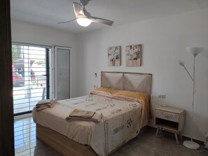 4 quartos, ferros/tábuas de passar roupa, berço de viagem