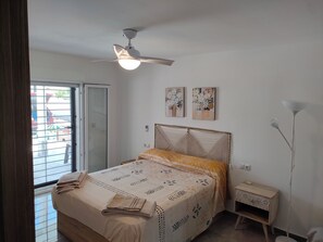 4 quartos, ferros/tábuas de passar roupa, berço de viagem