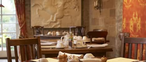 Free daily English breakfast