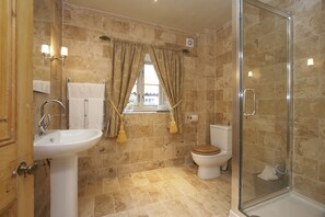 Twin or super-king ensuite shower & WC | Bathroom | Free toiletries, hair dryer, towels - The Cornmill (York)