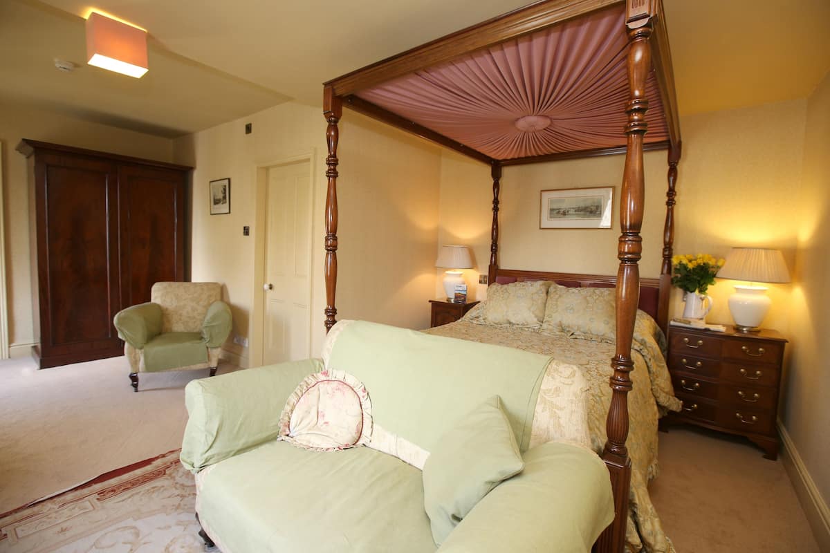 Four poster room ensuite shower and WC | Egyptian cotton sheets, premium bedding, individually decorated