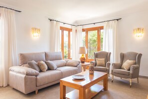 Televisie, een open haard en een dvd-speler