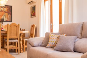 Televisie, een open haard en een dvd-speler