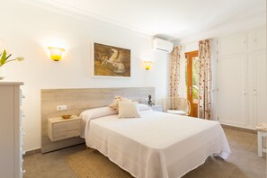 4 slaapkamers, een strijkplank/strijkijzer, internet, beddengoed