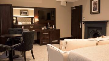 Deluxe Apartment, 1 Double Bed | Premium bedding, individually decorated, individually furnished, desk