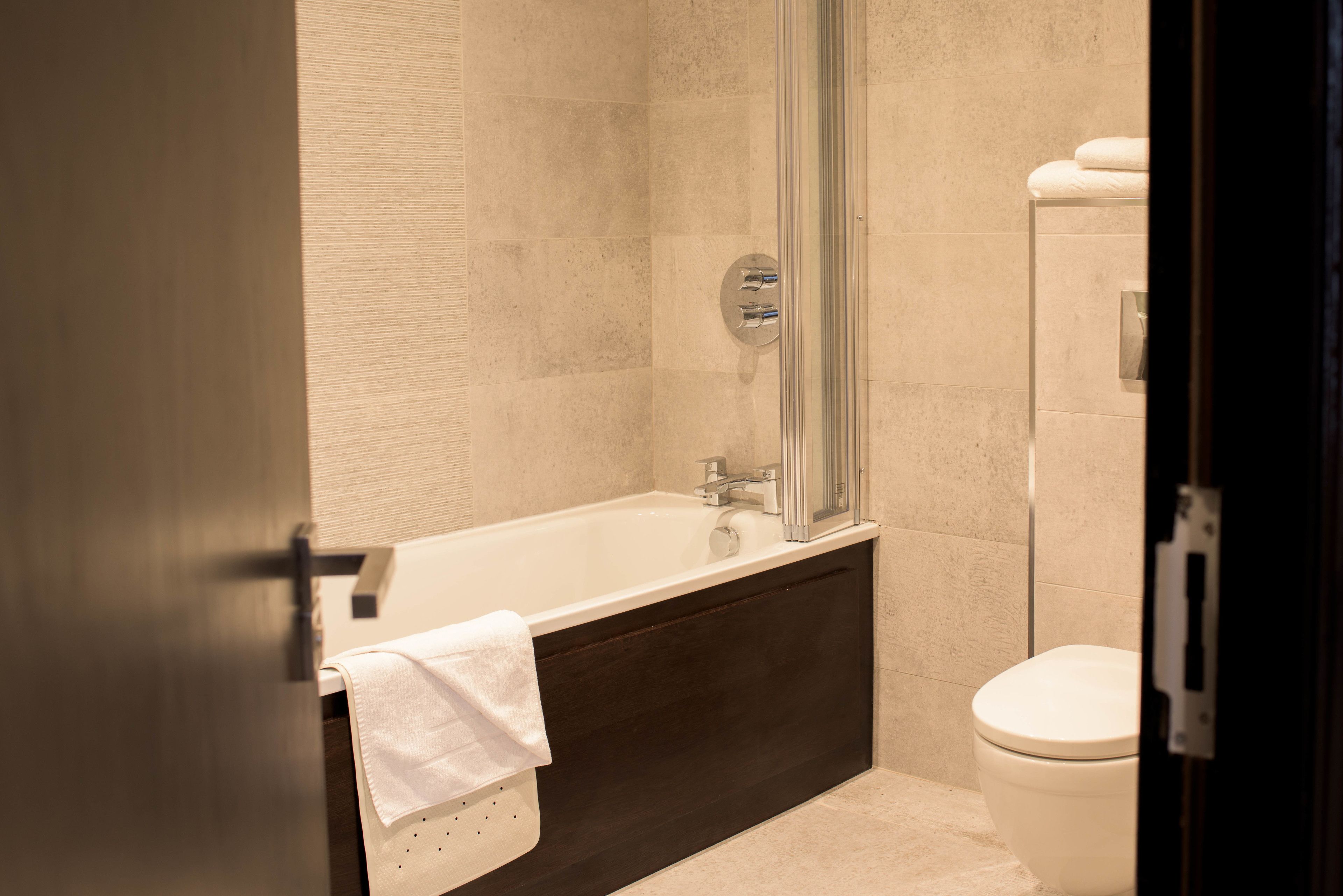 Combined shower/tub, free toiletries, hair dryer, towels
