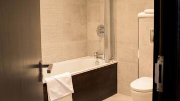 Combined shower/tub, free toiletries, hair dryer, towels