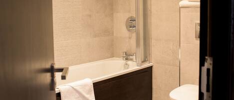 Ensemble baignoire-douche, articles de toilette (gratuits)
