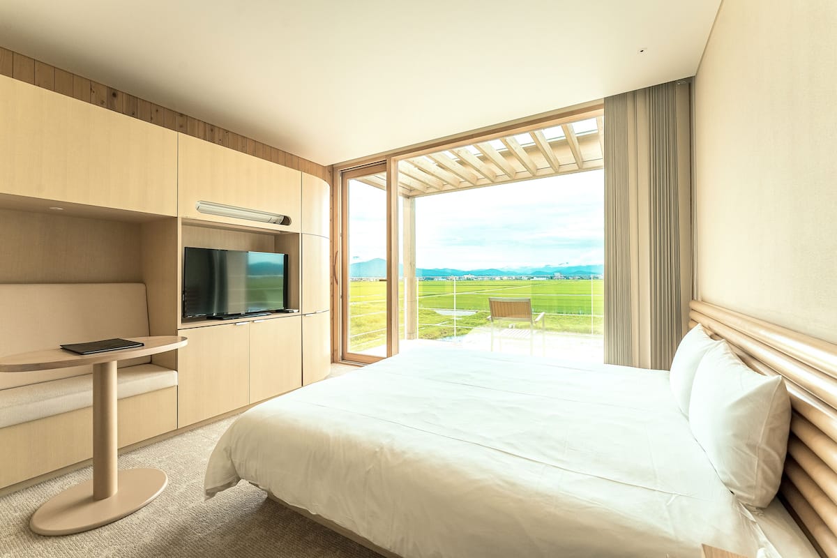 double room, 1 queen bed, non smoking, mountain view | 1 bedroom, in-room safe, desk, laptop workspace