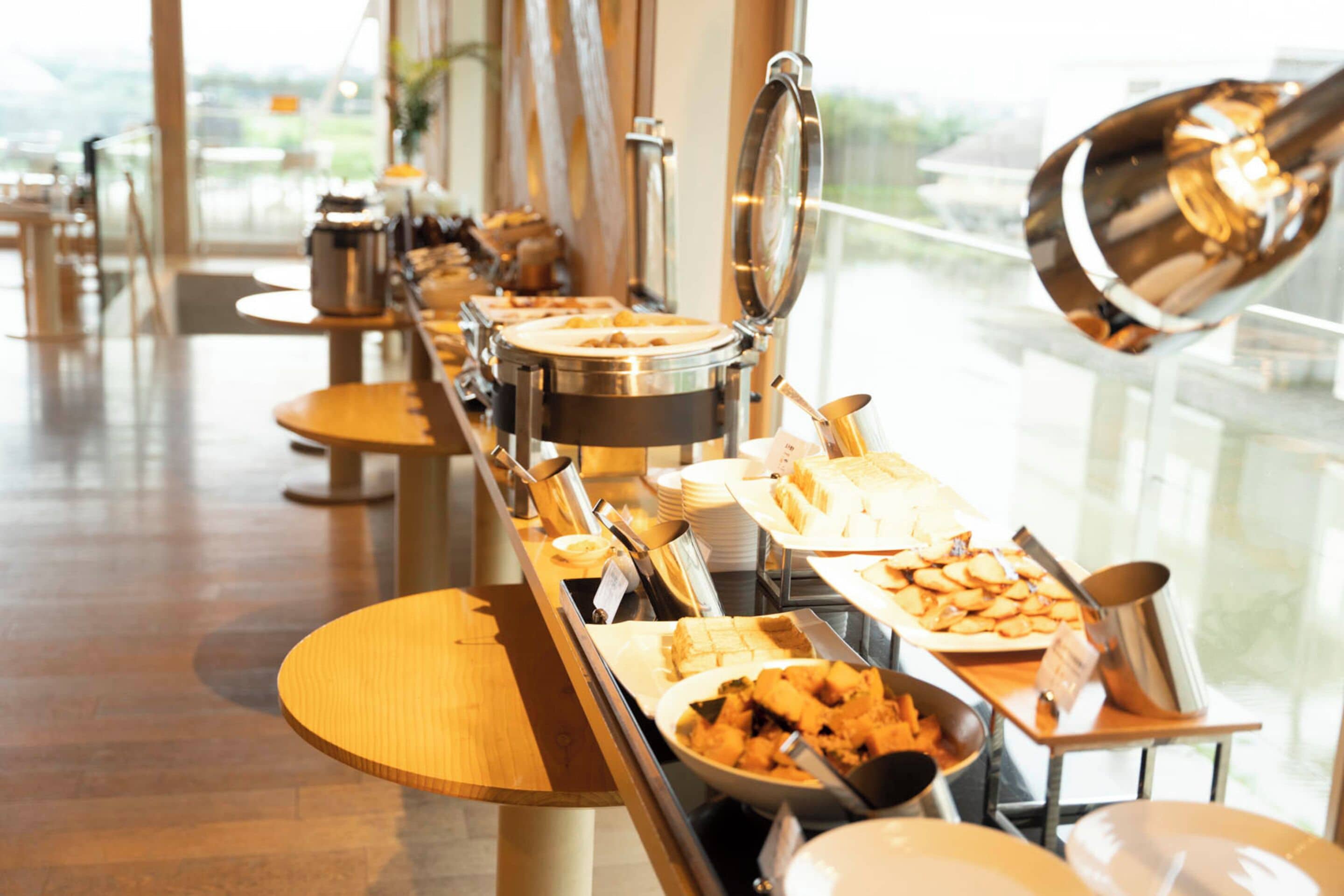 Daily buffet breakfast (JPY 2640 per person)