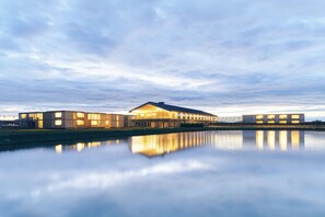 Vista frontal de la propiedad por la tarde o noche