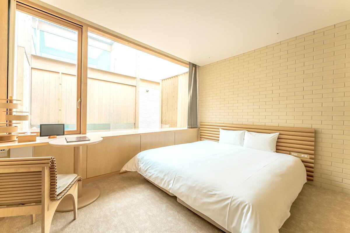 comfort double room, 1 queen bed, non smoking | 1 bedroom, in-room safe, desk, laptop workspace