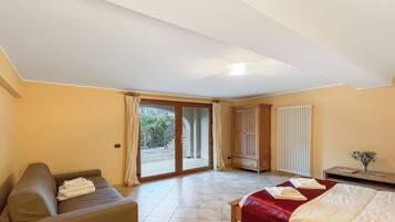 4 slaapkamers, een strijkplank/strijkijzer, wifi (toeslag), beddengoed