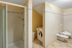Kombination af bruser/badekar, bidet, håndklæder