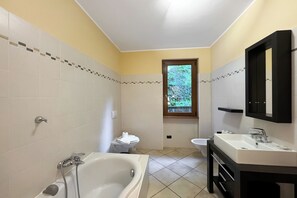 Duschwanne, Bidet, Handtücher