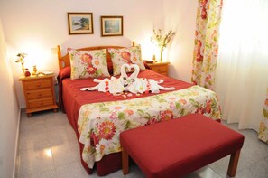 1 slaapkamer, geluiddichte muren, een strijkplank/strijkijzer, reisbedje