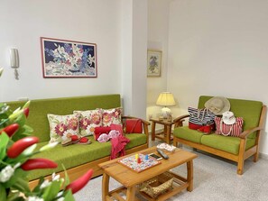 Una mesa de tenis de mesa, libros