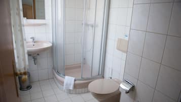Doppelzimmer | Badezimmer | Dusche, Haartrockner, Handtücher