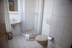 Camera doppia | Bagno | Doccia, asciugacapelli, asciugamani