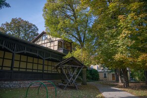 A traditional building with a wooden structure and a stone wall. - Gast Pensions Haus Hodes (Rudolstadt)