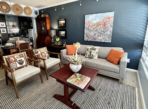 Una televisión, un reproductor estéreo