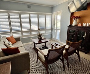 TV, stereo - Seafront one bedroom apartment on Beach Road Cape Town Westridge A (Cape town)