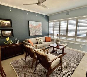 Una televisión, un reproductor estéreo