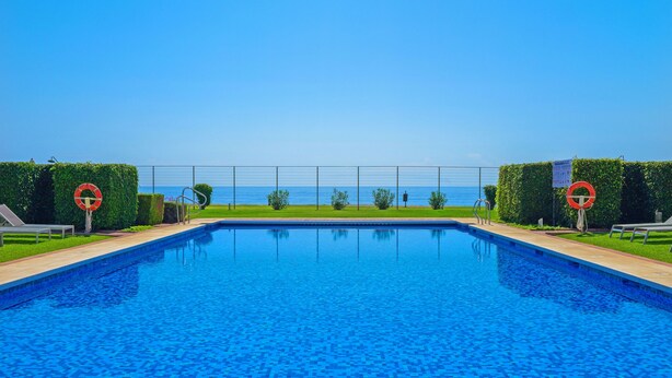 A swimming pool with a clear view of the sea in the background. - 213 Lux-Serv Apart-Estepona, 2-B'room, All Year 28c, 20m Heated Pool. Sea Views (Estepona)