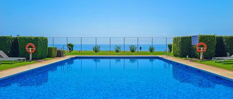 Piscina aquecida, espreguiçadeiras