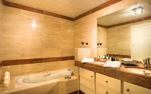 Combined shower/bathtub, jetted bath, hair dryer, towels